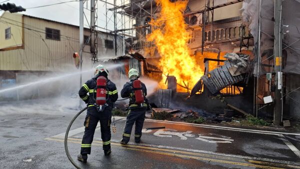 ▲彰化竹塘鄉一間正在整修中的瓦斯行突然起火燃燒。（圖／民眾提供）