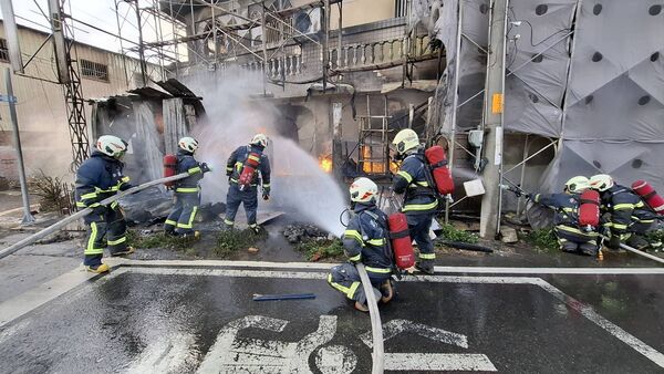 ▲彰化竹塘鄉一間正在整修中的瓦斯行突然起火燃燒。（圖／民眾提供）