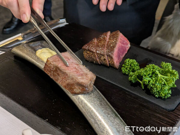 ▲王品牛排新推帶骨系列雙人套餐。（圖／記者黃士原攝）