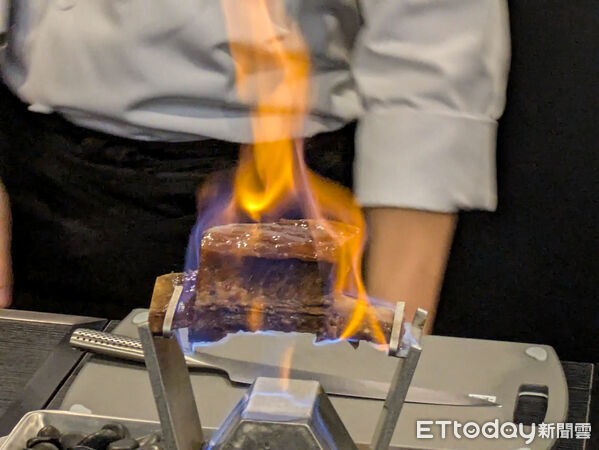 ▲王品牛排新推帶骨系列雙人套餐。（圖／記者黃士原攝）