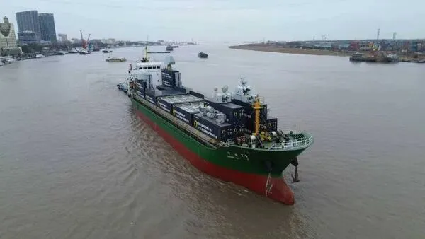 ▲▼一艘名為「中達79」的貨櫃輪正式離開上海黃浦江滬東中華造船廠碼頭，疑似出海進入測試階段。（圖／翻攝自陸網）