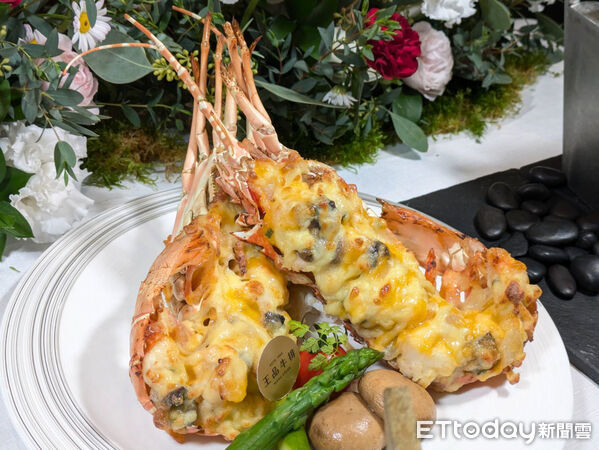 ▲王品牛排新推帶骨系列雙人套餐。（圖／記者黃士原攝）