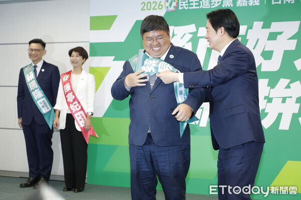 ▲▼民進黨21日召開記者會正式提名賴瑞隆、陳亭妃、蔡易餘代表民進黨參選高雄市長、台南市長及嘉義縣長。現任高雄市長陳其邁、台南市長黃偉哲、嘉義縣長翁章梁也出席向選民推薦這三位參選人，主席賴清德也親自為三人披上選舉綵帶。（圖／記者湯興漢攝）