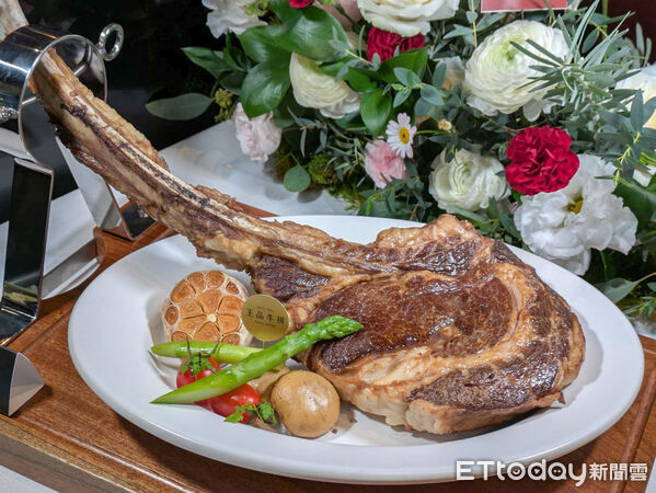 ▲王品牛排新推帶骨系列雙人套餐。（圖／記者黃士原攝）