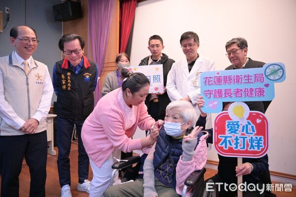 ▲▼捐贈儀式在榮譽國民之家階梯教室舉辦，由衛生局局長朱家祥代表接受並致贈感謝狀。（圖／花蓮衛生局提供，下同）