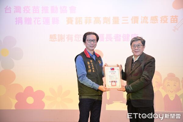 ▲▼捐贈儀式在榮譽國民之家階梯教室舉辦，由衛生局局長朱家祥代表接受並致贈感謝狀。（圖／花蓮衛生局提供，下同）