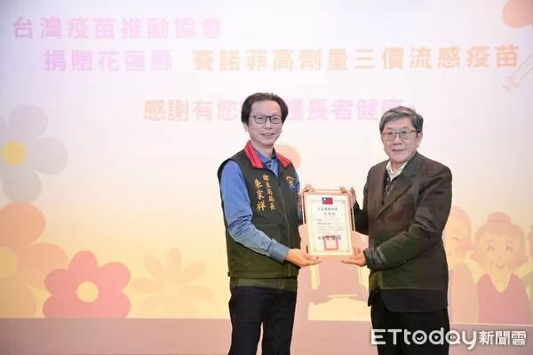 ▲▼捐贈儀式在榮譽國民之家階梯教室舉辦，由衛生局局長朱家祥代表接受並致贈感謝狀。（圖／花蓮衛生局提供，下同）