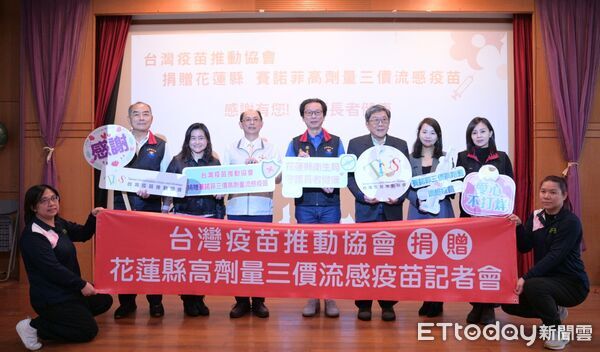 ▲▼捐贈儀式在榮譽國民之家階梯教室舉辦，由衛生局局長朱家祥代表接受並致贈感謝狀。（圖／花蓮衛生局提供，下同）