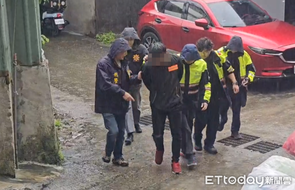 ▲▼             基隆一名男子持刀南榮公墓攻擊2名清潔人員，遭到逮捕。（圖／記者郭世賢翻攝，下同）