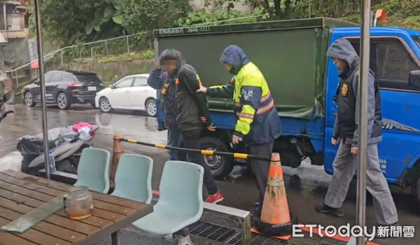 ▲▼             基隆一名男子持刀南榮公墓攻擊2名清潔人員，遭到逮捕。（圖／記者郭世賢翻攝，下同）