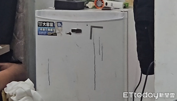 ▲▼             基隆一名男子持刀南榮公墓攻擊2名清潔人員，遭到逮捕。（圖／記者郭世賢翻攝，下同）