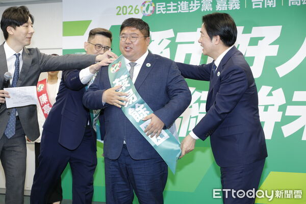 ▲▼民進黨21日召開記者會正式提名賴瑞隆、陳亭妃、蔡易餘代表民進黨參選高雄市長、台南市長及嘉義縣長。現任高雄市長陳其邁、台南市長黃偉哲、嘉義縣長翁章梁也出席向選民推薦這三位參選人，主席賴清德也親自為三人披上選舉綵帶。（圖／記者湯興漢攝）