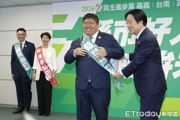 ▲▼民進黨21日召開記者會正式提名賴瑞隆、陳亭妃、蔡易餘代表民進黨參選高雄市長、台南市長及嘉義縣長。現任高雄市長陳其邁、台南市長黃偉哲、嘉義縣長翁章梁也出席向選民推薦這三位參選人，主席賴清德也親自為三人披上選舉綵帶。（圖／記者湯興漢攝）