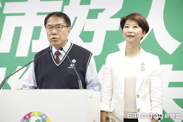 ▲▼民進黨21日召開記者會正式提名賴瑞隆、陳亭妃、蔡易餘代表民進黨參選高雄市長、台南市長及嘉義縣長。現任高雄市長陳其邁、台南市長黃偉哲、嘉義縣長翁章梁也出席向選民推薦這三位參選人，主席賴清德也親自為三人披上選舉綵帶。（圖／記者湯興漢攝）