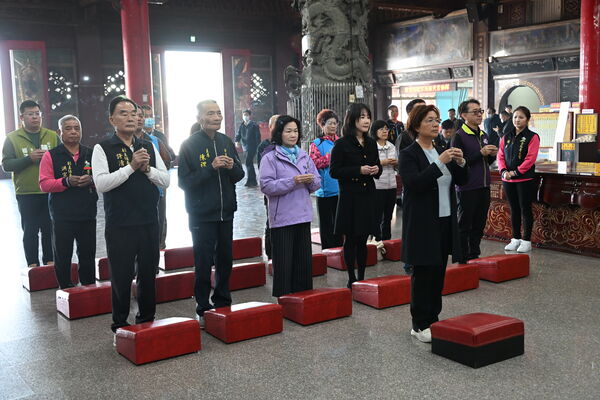 ▲彰化縣長王惠美前往普天宮擲筊。（圖／縣府提供）