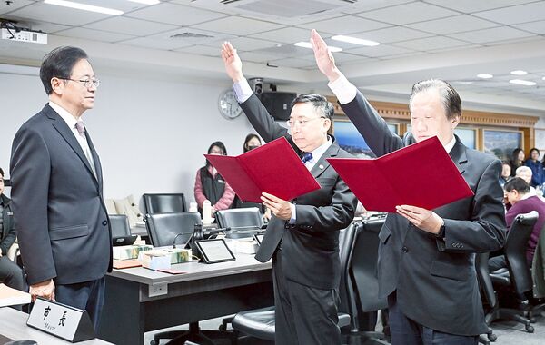 ▲桃園市新任主計處長蔡進滿(右)、政風處長廖長新(左)今天宣誓就職，市長張善政擔任監誓人。（圖／市府新聞處提供）
