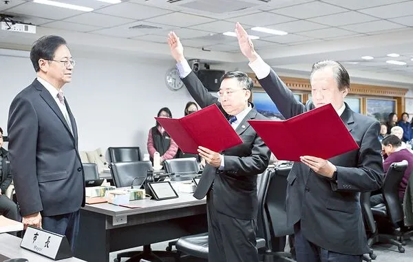 ▲桃園市新任主計處長蔡進滿(右)、政風處長廖長新(左)今天宣誓就職，市長張善政擔任監誓人。（圖／市府新聞處提供）