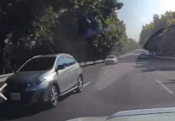 ▲2輛轎車接力國道匝道逆向行駛。（圖／翻攝自臉書／●【爆料公社】●）