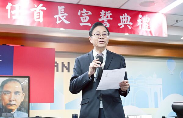 ▲桃園市新任主計處、政風處長今天宣誓就職，市長張善政在市政會議上向市府團隊致詞歡迎。（圖／市府新聞處提供）