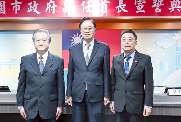 ▲桃園市新任主計處長蔡進滿、政風處長廖長新今天宣誓就職，會後與市長張善政合影。（圖／市府新聞處提供）