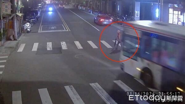 ▲▼監視器拍下蔡婦過馬路，公車撞擊她瞬間，肇事的客運公車，肇事現場留下一灘血             。（圖／記者陳以昇翻攝）