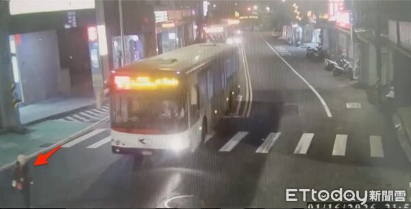 ▲▼監視器拍下蔡婦過馬路，公車撞擊她瞬間，肇事的客運公車，肇事現場留下一灘血             。（圖／記者陳以昇翻攝）