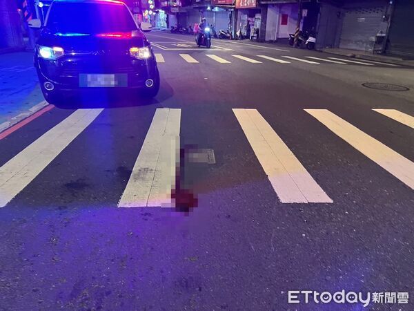 ▲▼監視器拍下蔡婦過馬路，公車撞擊她瞬間，肇事的客運公車，肇事現場留下一灘血             。（圖／記者陳以昇翻攝）