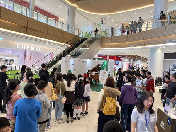 ▲台中人排隊新境界！等兩小時只為300萬名琴　網瘋朝聖：翹課也要彈。（圖／記者游瓊華攝）