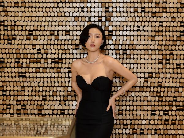 華莎低胸裝襯鑽鍊魅力十足　變裝演唱又帥又美