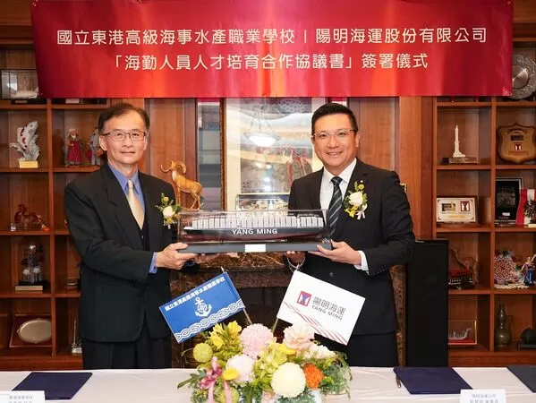 ▲簽署儀式由陽明董事長蔡豐明(右)與東港海事校長洪嘉皇(左)代表簽約。（圖／陽明提供）