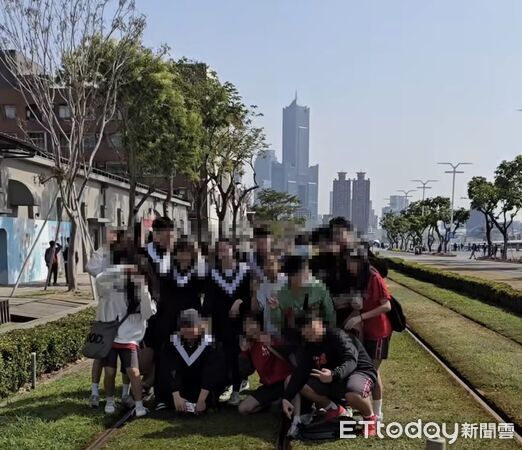 ▲▼大學生闖輕軌軌道拍學士照。（圖／翻攝自Threads/jihoon.1987授權提供）