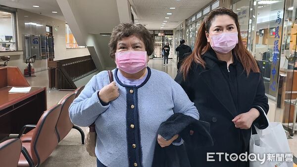 ▲▼薛楷莉否認詐騙富商前男友邱男420萬元，21日帶母親到台北地院出庭，想證明帳戶裡的錢，是母親借她的500萬元。（圖／記者黃哲民攝）