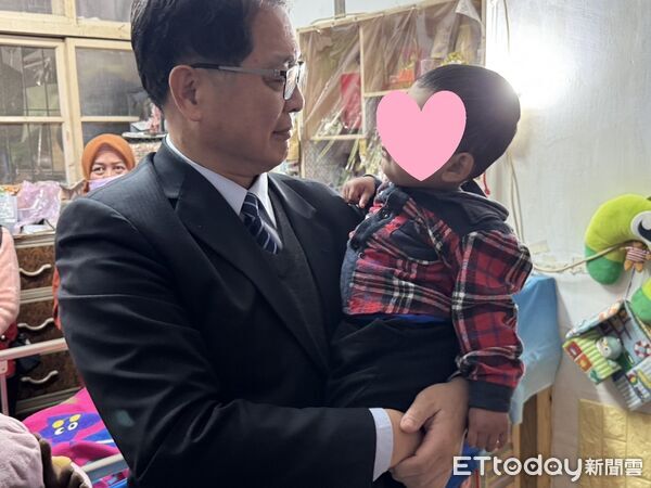 ▲法務部長鄭銘謙探視被害男童。（圖／記者高堂堯翻攝）