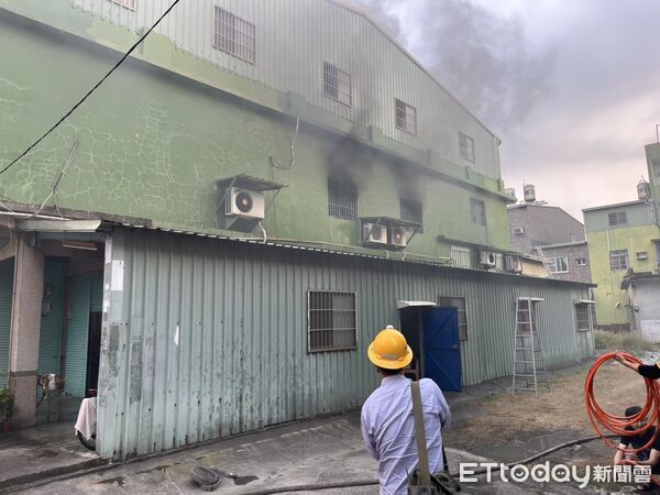 ▲▼大寮區今日下午發生一起透天厝火警，消防獲報後，派遣15車43人前往現場搶救，屋男主一度受困於2樓，所幸平安被救出。（圖／記者吳世龍翻攝）