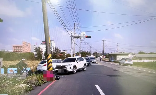 ▲桃園市邱姓外送員18日上午騎車外送途中，在新屋區中興路與興福路口處時與右轉自小客車發生碰撞，圖為事故現場。（圖／楊梅警分局提供）