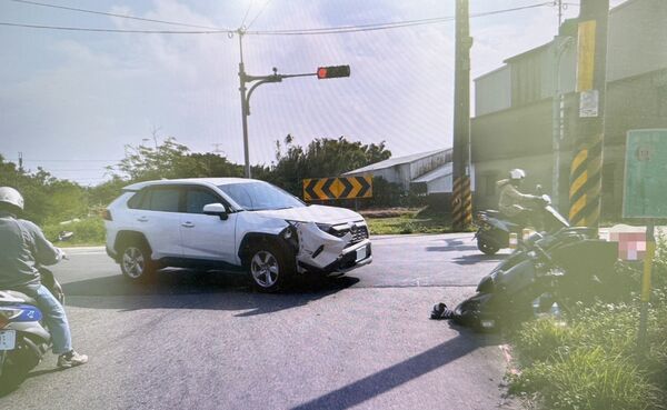▲桃園市邱姓美食外送員18日上午騎車外送途中，在新屋區中興路與興福路口處與自小客車碰撞，警方到場處理。（圖／楊梅警分局提供）