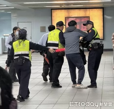 ▲▼▲高中生在捷運站亮出剪刀，警方到場制止。（圖／網友popping_kiyoshi提供，請勿隨意翻拍，以免侵權。）