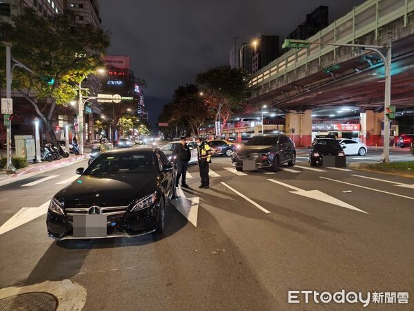 快訊／北市行人過馬路被車撞倒「賓士再輾過」　宣告不治