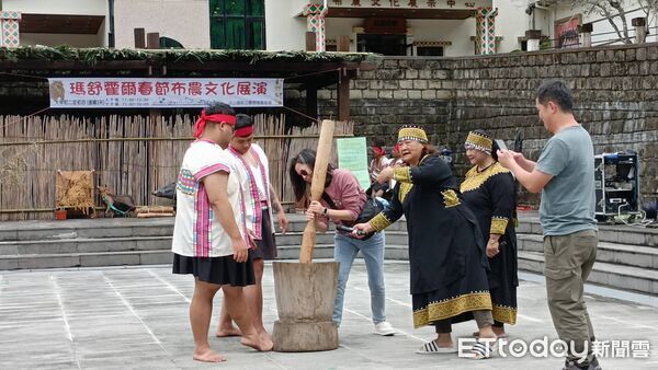 ▲民眾體驗布農族搗小米、分享共食同樂。（圖／玉山國家公園管理處提供）