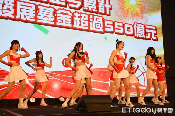 ▲2025年運彩銷售破710億創新高，公會理事長何昱奇夫妻獲表揚。（圖／記者游瓊華翻攝）