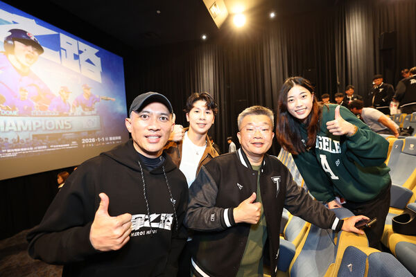 ▲林郁婷、羅嘉翎、彭政閔、林岳平、陳傑憲、楊勇緯到場支持《冠軍之路》。（圖／牽猴子提供）