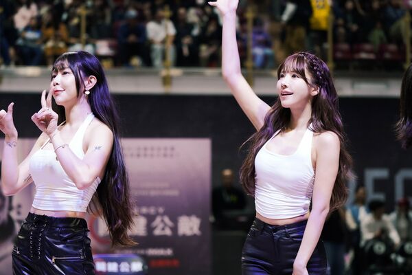 ▲三上悠亞驚艷全場，重新詮釋《關鍵公敵》中克里斯普瑞特被AI法官審判的緊張場景。（圖／索尼提供）