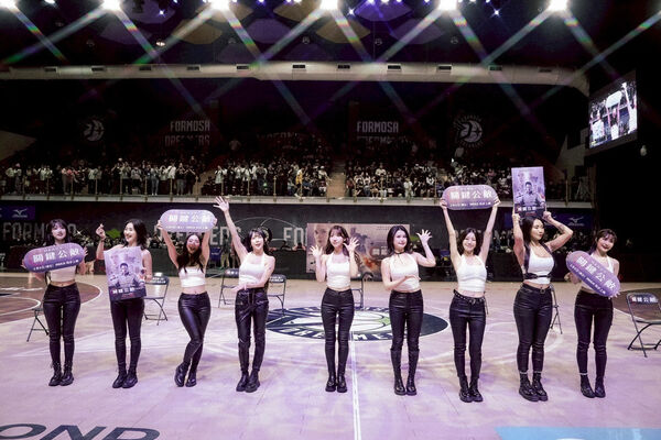 ▲三上悠亞驚艷全場，重新詮釋《關鍵公敵》中克里斯普瑞特被AI法官審判的緊張場景。（圖／索尼提供）