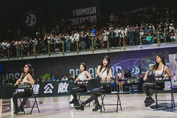 ▲三上悠亞驚艷全場，重新詮釋《關鍵公敵》中克里斯普瑞特被AI法官審判的緊張場景。（圖／索尼提供）