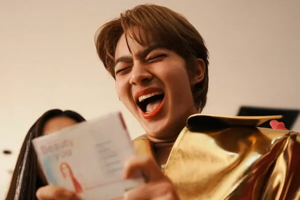 ▲人氣泰星NuNew在《泰殺歌后戰》挑戰「花式尖叫」。（圖／威視電影提供）