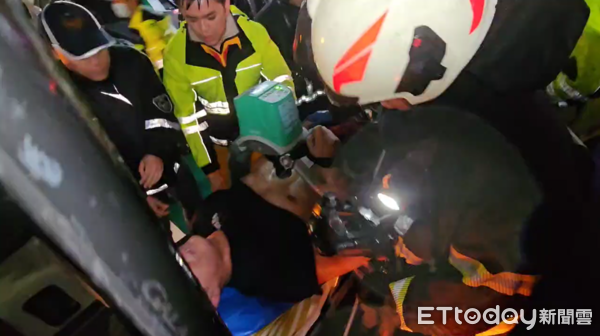 ▲▼基隆勇消詹能傑殉職，同仁悲喊「你給我起來喔」。（圖／記者郭世賢翻攝）