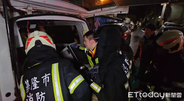 ▲▼基隆勇消詹能傑殉職，同仁悲喊「你給我起來喔」。（圖／記者郭世賢翻攝）