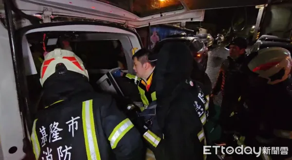 ▲▼基隆勇消詹能傑殉職，同仁悲喊「你給我起來喔」。（圖／記者郭世賢翻攝）