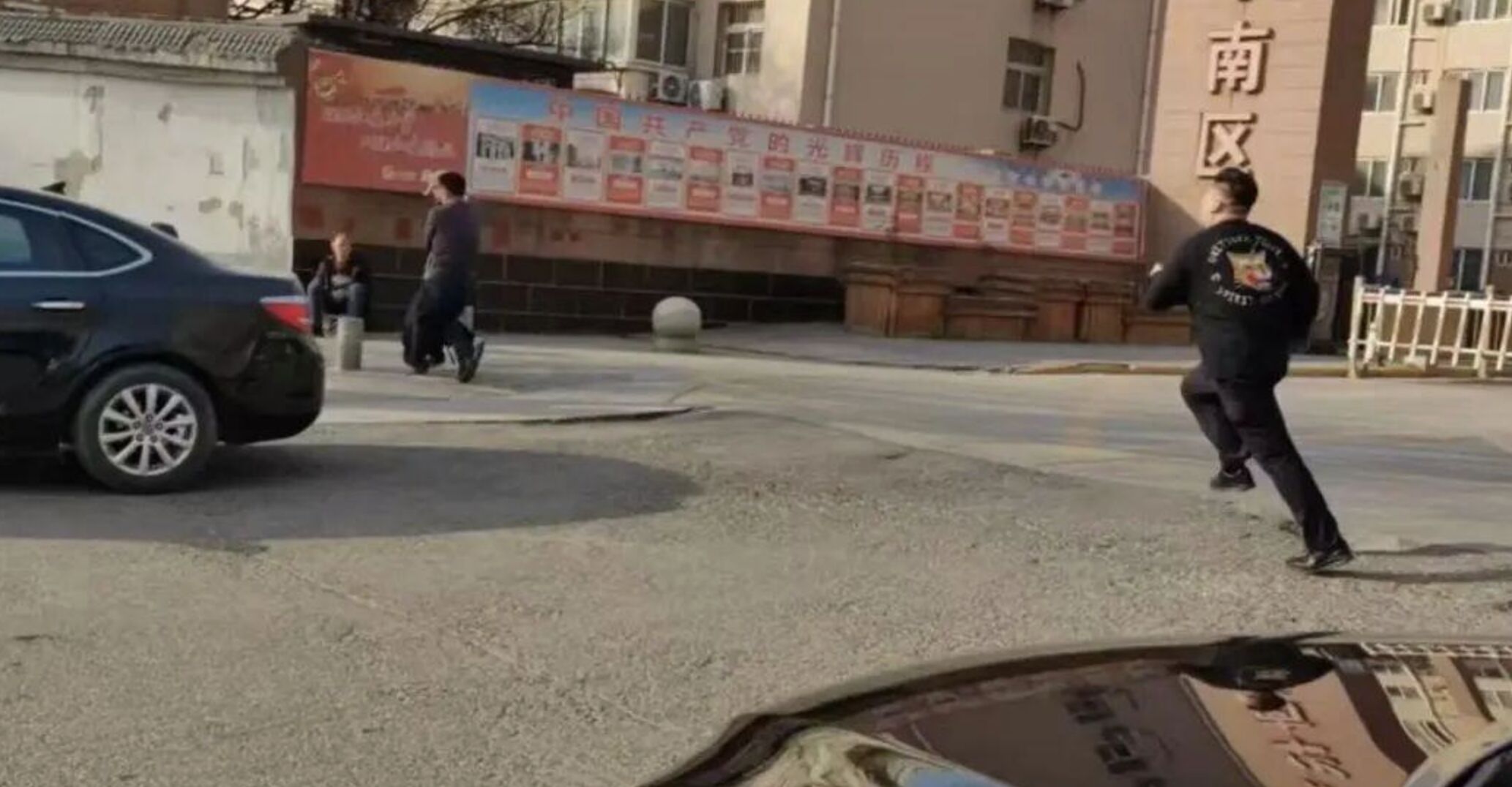 ▲西安員警飛奔抓捕車手。（圖／翻攝極目新聞）
