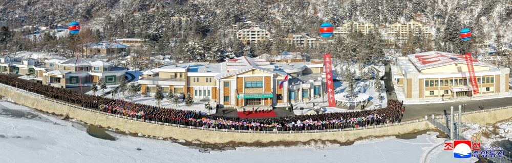 ▲▼金正恩20日前往咸鏡北道鏡城郡溫堡勞動者休養所視察,出席竣工剪綵典禮。(圖/翻攝自朝中社)